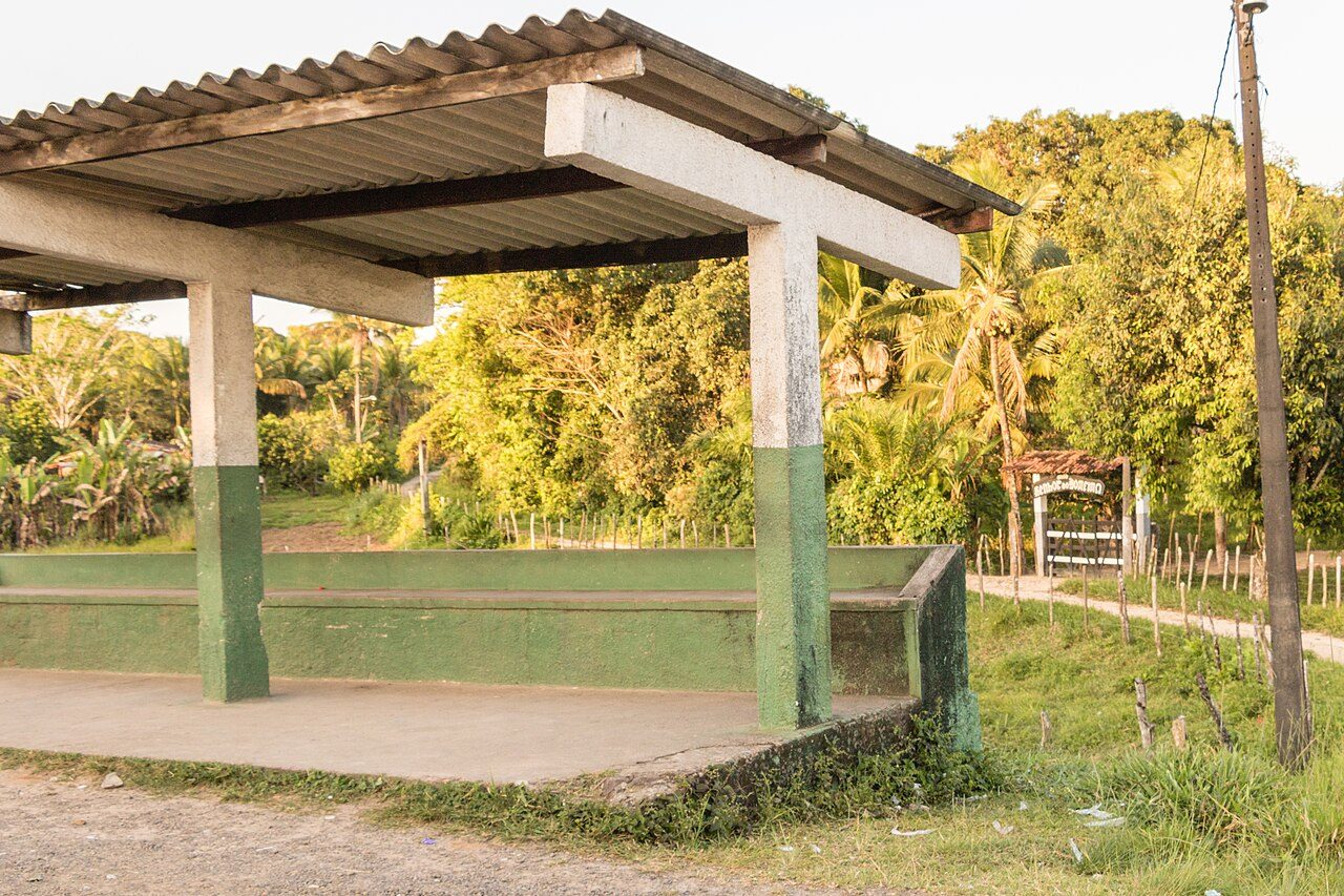 Abrigo de ponto de ônibus em estrada de interior