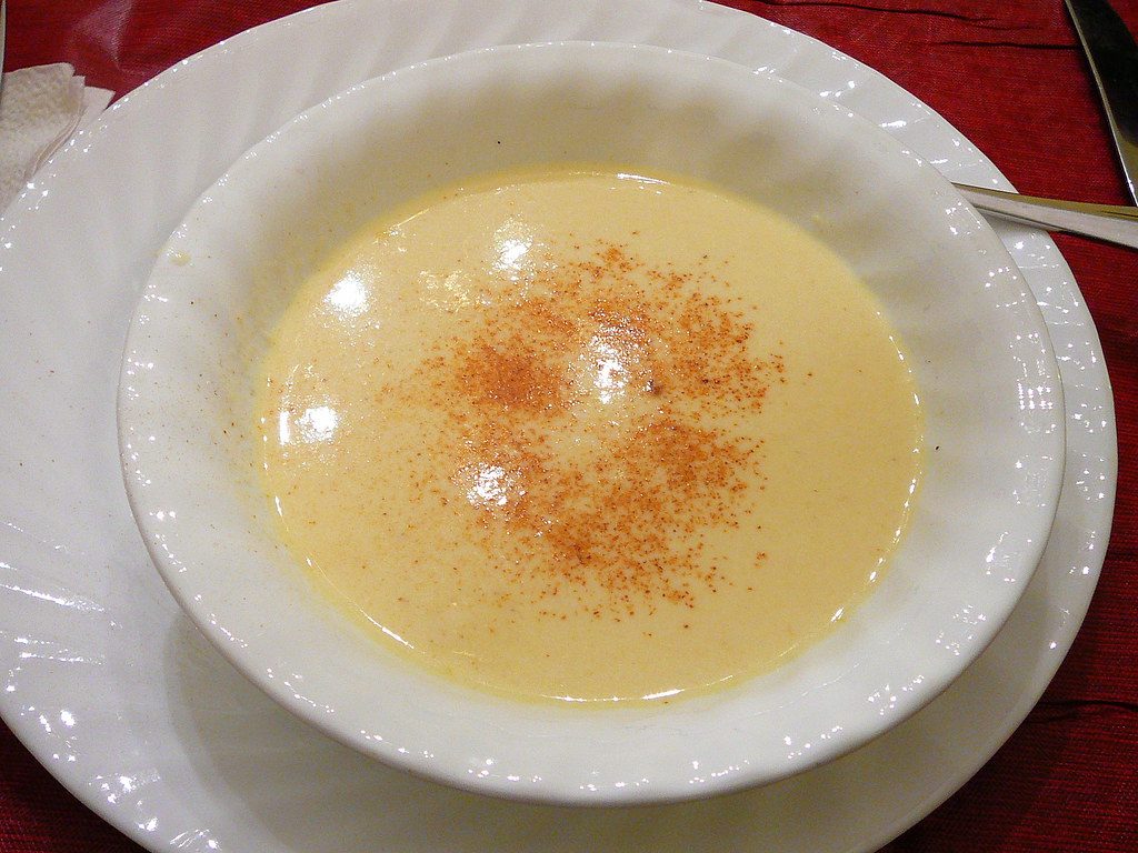 Prato de sopa cremosa, de consistência homogênea